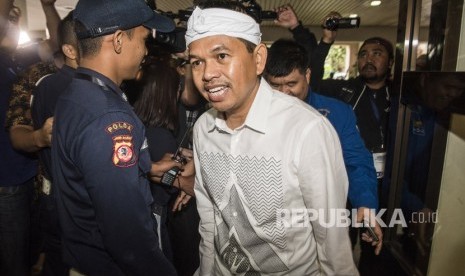 Bakal calon Wakil Gubernur Jawa Barat Dedi Mulyadi tiba di RS Hasan Sadikin untuk jalani pemeriksaan kesehatan di Bandung, Jawa Barat, Kamis (11/1).