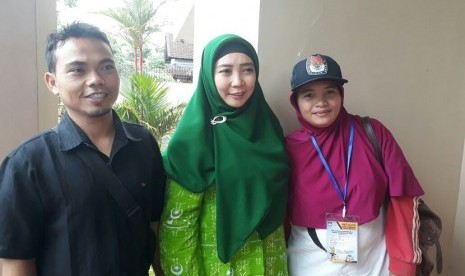 Bakal calon wakil gubernur NTB Siti Rohmi Djalilah (tengah)