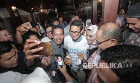 Bakal calon Wakil Presiden 2019 Sandiaga Uno berfoto dengan sejumlah wirausaha di Yogyakarta dalam dialog Jogja Milenialpreneur bertajuk Menjemput Tantangan Revolusi Industri ke-4 di Angkringan Joglo, Banguntapan, Bantul, Kamis (30/8).