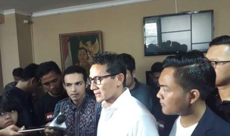 Bakal Calon Wakil Presiden (Bacawapres) dari Koalisi Partai Gerindra Sandiaga Salahuddin Uno usai melakukan audiensi dengan Relawan #kamiberani di Posko Melawai, Jalan Melawai Raya, Kebayoran Baru, Jakarta Selatan, Senin (27/8).