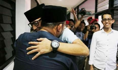 Bakal calon wakil presiden (cawapres) Sandiaga Solahudin Uno memeluk Ketua Umum Pemuda Muhammadiyah Dahnil Anzar Simanjuntak.