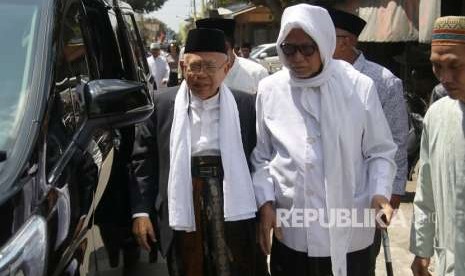 Bakal Calon Wakil Presiden Ma'ruf Amin (kiri) berjalan didampingi pengasuh pondok pesantren Lirboyo KH Anwar Mansur (kanan) saat berkunjung di Pondok Pesantren Lirboyo, Kediri, Jawa Timur, Senin (3/9).