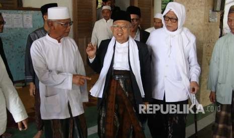 Vice Presidential Candidate Ma'ruf Amin (center) accompanied by Leader of Lirboyo Islamic Boarding School KH Anwar Mansur (right) and KH Anwar Iskandar (left). (File photo) 