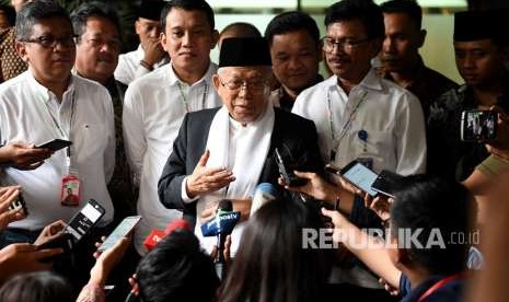 Bakal Calon Wakil Presiden Ma'ruf Amin (tengah) didampingi sejumlah sekjen partai pengusung memberikan keterangan usai mengikuti rapat perdana dengan Tim Kampanye Nasional (TKN) Jokowi-Maruf di Jakarta, Senin (17/8). 