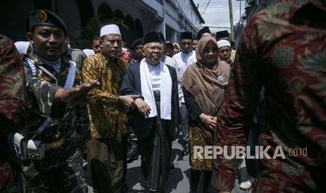 Bakal calon wakil presiden Ma'ruf Amin (tengah) tiba di Pondok Pesantren Krapyak, Bantul, DI Yogyakarta, Ahad (14/10). 