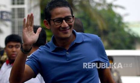 Bakal calon wakil presiden Pilpres 2019 Sandiaga Uno (kanan) tiba untuk menjalani tes kesehatan di RSPAD, Jakarta, Senin (13/8).