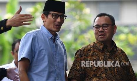 Bakal calon wakil presiden Sandiaga Uno (kiri) pada Pilpres 2019 didampingi anggota tim pemenangan Prabowo-Sandi, Sudirman Said, tiba di gedung KPK, Jakarta, Selasa (14/8). 