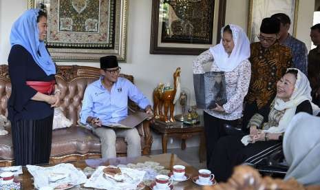 Bakal calon Wakil Presiden Sandiaga Uno (kedua kiri) berbincang dengan Ibu Sinta Nuriyah Wahid (kanan) dan putri kedua Abdurrahman Wahid, Yenny Wahid (tengah) saat berkunjung ke Ciganjur, Jakarta, Senin (10/9).