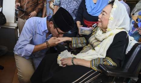 Vice presidential candidate Sandiaga Uno (left) kissess the hand of former first lady Shinta Nuriyah Wahid (right) during his visit to Shinta's house in Ciganjur, Jakarta, Monday (Sept 10).