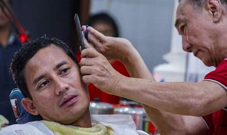 Bakal calon Wakil Presiden Sandiaga Uno memotong rambut di pangkas rambut Ko Tang, Glodok, Jakarta, Selasa (11/9)