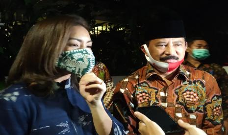 Koalisi Tangsel untuk Semua Sesalkan Perusakan Baliho Cakada. Foto ilustrasi: Bakal calon wakil wali kota Tangerang Selatan Rahayu Saraswati (kiri), dan bakal calon wali kota Tangerang Selatan Muhamad saat ditemui di Jakarta, Senin (20/7).