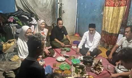 Bakal calon Wali Kota Bogor, Sendi Fardiansya (baju putih), saat sahur di rumah salah seorang warga kurang mampu.