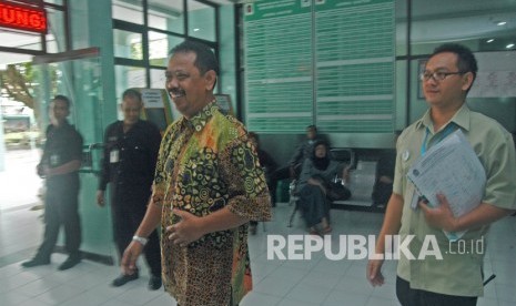  Bakal calon Wali Kota dan Wakil Wali Kota Yogyakarta Imam Priyono  dan Hariyadi Suyuti berpapasan ketika selesai menjalani tes darah  dan tes kesehatan di Rumah Sakit Umum Daerah Kota Yogyakarta, DI Yogyakarta, Senin (26/9).