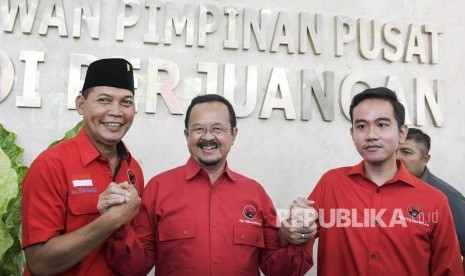 Bakal calon Wali Kota Solo Gibran Rakabuming Raka (kanan) berjabat tangan dengan pasangan bakal calon Wali Kota Solo Achmad Purnomo (tengah) dan Teguh Prakosa (kiri) usai menjalani uji kelayakan dan kepatutan penjaringan calon Wali Kota Solo di Kantor DPP PDI Perjuangan, Menteng, Jakarta, Senin (10/2). PDIP akhirnya memberikan rekomendasi untuk Gibran dan Teguh. (ilustrasi)