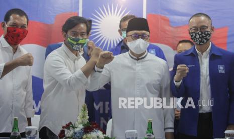 Bakal Calon Wali Kota Solo, Gibran Rakabuming Raka (kedua kiri) bersama Bakal Calon Wakil Wali Kota Solo, Teguh Prakosa (kiri), Ketua Umum Partai Amanat Nasional (PAN) Zulkifli Hasan (kedua kanan) dan Sekretaris Jenderal Partai Amanat Nasional (PAN) Eddy Soeparno (kanan) saat pemberian berkas dukungan dari Partai Amanat Nasional (PAN) untuk maju pada Pilwalkot Solo di Komplek Widya Chandra, Jakarta, Rabu (12/8/2020). Kunjungan Gibran dan Teguh dalam rangka bersilaturahmi dan meminta dukungan PAN atas pencalonan mereka maju dalam Pilwalkot Solo Desember mendatang. 