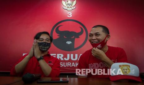 Bakal calon Wali Kota Solo, Gibran Rakabuming Raka (kiri) dan bakal calon Wakil Wali Kota Solo, Teguh Prakosa (kanan) memberikan keterangan kepada Wartawan saat berada di kantor Dewan Pimpinan Cabang (DPC) PDI Perjuangan, Solo, Jawa Tengah, Jumat (17/7/2020). Gibran Rakabuming Raka dan Teguh Prakosa resmi mendapat rekomendasi PDI Perjuangan untuk maju sebagai bakal calon Wali Kota dan Wakil Wali Kota Solo pada Pilkada serentak Desember mendatang. 