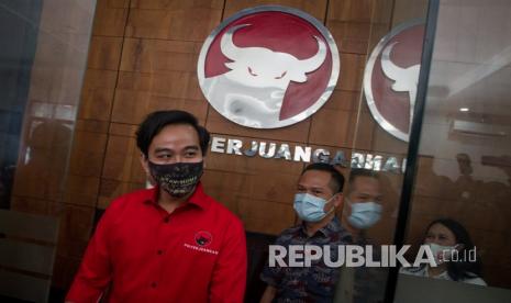 Bakal calon Wali Kota Solo, Gibran Rakabuming Raka (kiri) berada di kantor Dewan Pimpinan Cabang (DPC) PDI Perjuangan, Solo, Jawa Tengah, Jumat (17/7/2020). Gibran Rakabuming Raka dan Teguh Prakosa resmi mendapat rekomendasi PDI Perjuangan untuk maju sebagai bakal calon Wali Kota dan Wakil Wali Kota Solo pada Pilkada serentak Desember mendatang. 