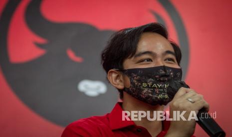 Bakal calon Wali Kota Solo, Gibran Rakabuming Raka memberikan keterangan kepada Wartawan saat berada di kantor Dewan Pimpinan Cabang (DPC) PDI Perjuangan, Solo, Jawa Tengah, Jumat (17/7/2020). Gibran Rakabuming Raka dan Teguh Prakosa resmi mendapat rekomendasi PDI Perjuangan untuk maju sebagai bakal calon Wali Kota dan Wakil Wali Kota Solo pada Pilkada serentak Desember mendatang. 