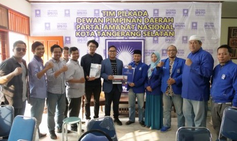 Bakal calon wali kota Tangerang Selatan Fahd Pahdepie mantap mengembalikan formulir pendaftaran konvensi Partai Amanat Nasional (PAN), Tangerang Selatan, Ahad (3/11).