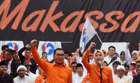 Bakal calon walikota-Wakil Walikota Makassar Mohammad Ramdhan Pomanto (kiri) - Indira Mulyasari (kanan) meneriakkan 'yel-yel' saat deklarasi bakal calon (balon) Wali Kota dan Wakil Wali Kota Makassar Pilwalkot 2018, di Anjungan Pantai Losari Makassar, Sulawesi Selatan, Rabu (22/11). 