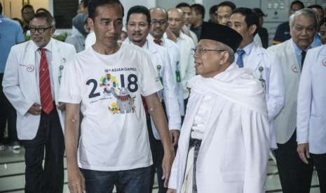 Bakal capres-cawapres Pilpres 2019, Joko Widodo (kedua kiri) dan Ma'ruf Amin (kedua kanan), berbincang seusai menjalani tes kesehatan di RSPAD, Jakarta, Ahad (12/8). 