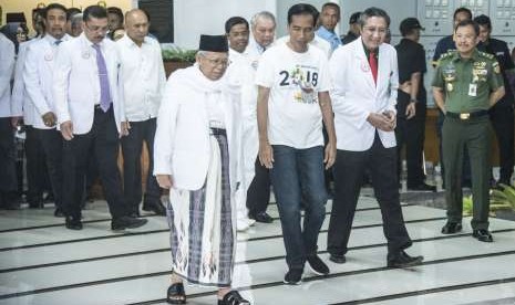 Bakal capres-cawapres Pilpres 2019, Joko Widodo (ketiga kanan) dan Ma'ruf Amin (keempat kiri) berjalan keluar seusai menjalani tes kesehatan di RSPAD, Jakarta, Minggu (12/8). 