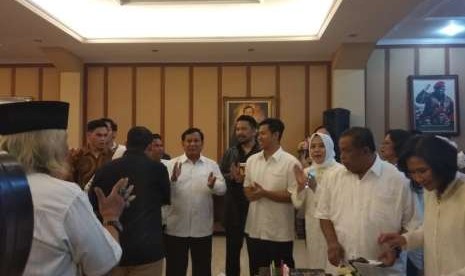 Bakal capres Prabowo Subianto, saat menghadiri perayaan ulang tahun ke-66, Jenderal (Purn) Djoko Santoso, di Cipayung, Jakarta Timur, Sabtu (8/9). Dalam kesempatan itu, Prabowo sempat menyinggung soal pelemahan nilai tukar rupiah. 