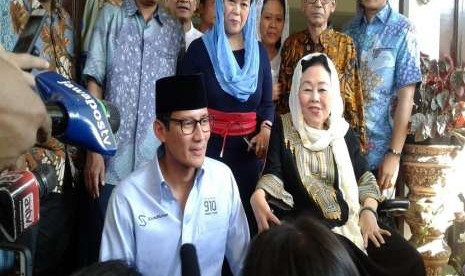 Bakal cawapres Sandiaga Uno bersilaturahim ke kediaman almarhum Presiden Keempat Abdurrahman Wahid (Gus Dur), di Jagakarsa, Jakarta Selatan, Senin (10/9). Kedatangan Sandiaga disambut oleh anak Gus Dur Yenny Wahid dan istri Gus Dur Sinta Nuriyah.