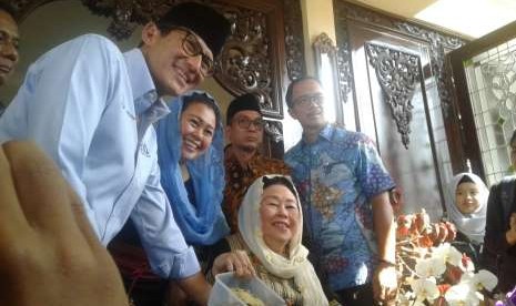  Vice presidential candidate Sandiaga Uno visits wife of the late Indonesian fourth president Abdurrahman Wahid (Gus Dur), Shinta Nuriyah Wahid at Jagakarsa, South Jakarta, Monday (Sept 10). 