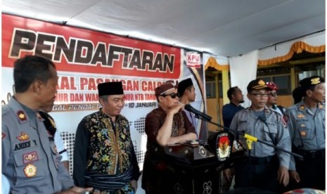 Bakal pasangan calon Ali Bin Dahlan dan Lalu Gede Sakti mendaftar ke Komisi Pemilihan Umum (KPU) NTB pada Senin (8/1). Pasangan yang berasal dari jalur perseorangan merupakan pasangan pertama yang mendaftar di KPU NTB untuk Pilgub NTB 2018.