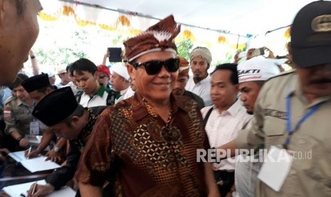 Bakal pasangan calon Ali Bin Dahlan dan Lalu Gede Sakti mendaftar ke Komisi Pemilihan Umum (KPU) NTB pada Senin (8/1). Pasangan yang berasal dari jalur perseorangan merupakan pasangan pertama yang mendaftar di KPU NTB untuk Pilgub NTB 2018.