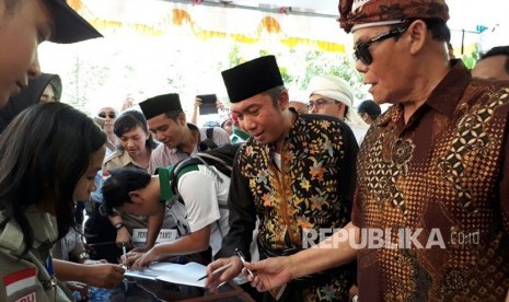 Bakal pasangan calon Ali Bin Dahlan dan Lalu Gede Sakti mendaftar ke Komisi Pemilihan Umum (KPU) NTB pada Senin (8/1). Pasangan yang berasal dari jalur perseorangan merupakan pasangan pertama yang mendaftar di KPU NTB untuk Pilgub NTB 2018.