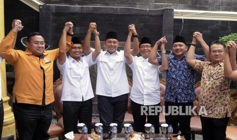 Bakal Pasangan Calon Gubernur Lampung Mustafa (ketiga kiri) dan Bakal Calon Wakil Gubernur Lampung Ahmad Jajuli (keempat kiri) didampingi Ketua DPD Partai Hanura Lampung Sri Widodo (kiri) dan ketua DPW PKS Lampung Mufti Salim (kedua Kiri) melakukan deklarasi pasangan calon di Jalan danau Singkarak, Bandar Lampung, Lampung, Ahad (7/1). 