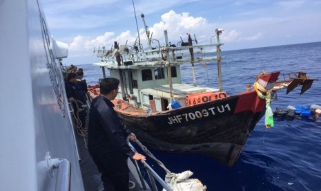 Bakamla RI Tangkap 4 Kapal Pencuri Ikan Asal Malaysia dan Vietnam di Laut Natuna.