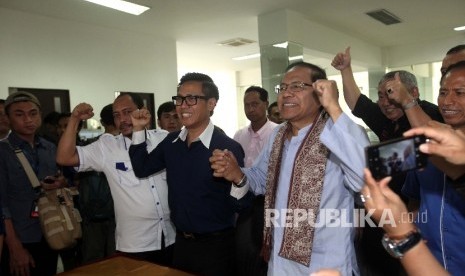 Bakal Calon Gubernur DKI Jakarta Rizal Ramli didampingi Ketua DPW PAN DKI Jakarta Eko Patrio berfoto bersama usai memberikan keterangan pers usai melakukan pertemuan tertutup di Kantor Ekomando, Jakarta, Selasa (13/9).