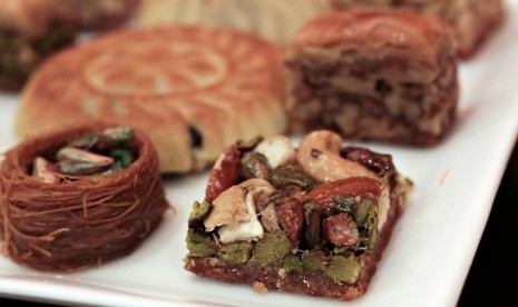 Baklava, Ma’amoul  dan Sarang Burung disajikan bersama 'green coffee' di  Kunafa Market.