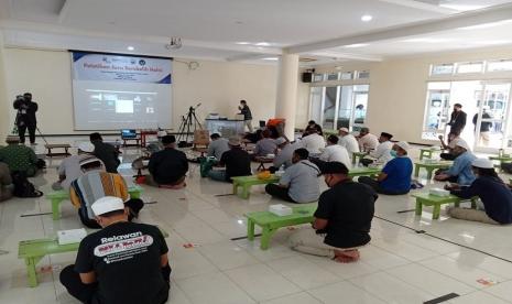 Bakrie Amanah beserta Dewan Kemakmuran Masjid Al Bakrie yang bekerja sama dengan JULEHA menyelenggarakan pelatihan sembelih halal di Masjid Al-Bakrie (27/6). 