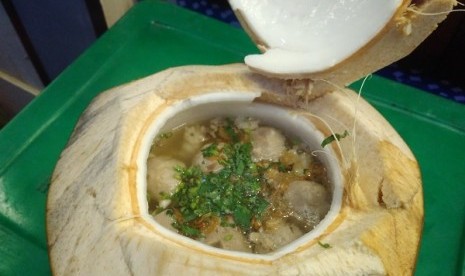 Bakso Kelapa Sawah Lio salah satu kuliner yang ada di Pasar Senggol Summarecon Mal Bekasi.