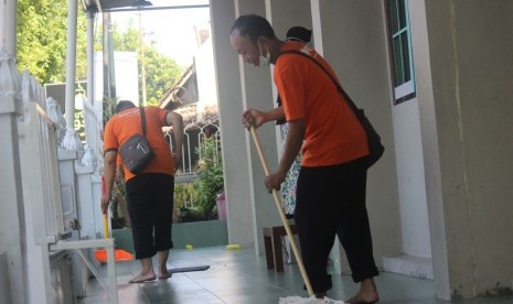 Bakti sosial bersihkan masjid.