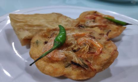 Bakwan dan martabak. Gorengan masih menjadi favorit banyak orang untuk berbuka puasa.