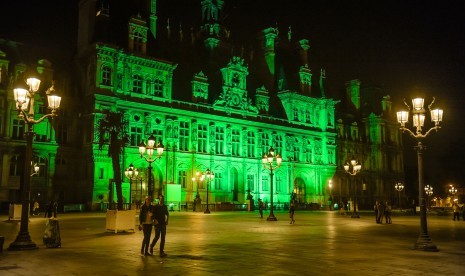 Balai Kota Paris disinari lampu hijau bentuk ketidaksetujuan Paris atas keputusan Presiden AS menarik diri dari Kesepakatan Perubahan Iklim Paris.