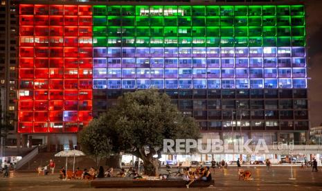 Balai Kota Tel Aviv diterangi dengan bendera Uni Emirat Arab dan Israel saat kedua negara mengumumkan akan menjalin hubungan diplomatik penuh, di Tel Aviv, Israel, Kamis (13/8/2020). 