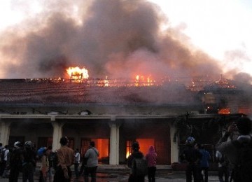 Balai Pemuda terbakar, Selasa (20/9). Gedung yang berdiri pada 1907 dengan nama De Simpangsche Societeit tersebut, merupakan gedung bersejarah dan masuk dalam cagar budaya Kota Surabaya. 