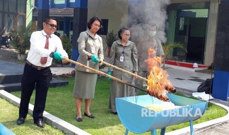 Balai Pengawas Obat dan Makanan di Yogyakarta pemusnahan dengan membakar mie basah mengandung formalin sebanyak 75 kilogram di halaman BBPOM di Yogyakarta, Senin (12/6).