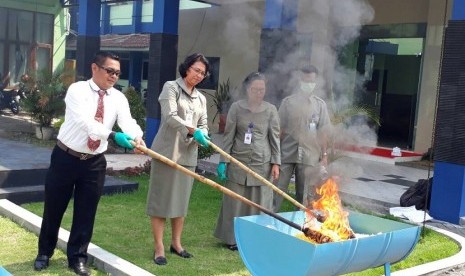 Balai Pengawas Obat dan Makanan diYogyakarta pemusnahan dengan membakar mie basah mengandung formalin sebanyak 75 kilogram di halaman BBPOM di Yogyakarta, Senin (12/6).