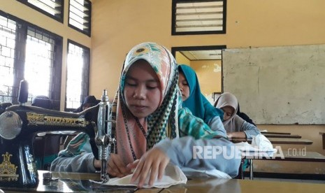 Kegiatan pelatihan remaja di Balai Sosial Bina Remaja Karya Mandiri di Desa Bengkel, Kecamatan Labuapi, Kabupaten Lombok Barat, Nusa Tenggara Barat (NTB).