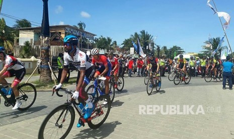 Balap sepeda internasional Tour de Lombok Mandalika (TdLM) 2018 menyajikan keseruan yang luar biasa. 86 pembalap yang terbagi dalam 18 tim dari 24 negara saling beradu untuk menjadi yang tercepat dalam tiga etape yang digelar sejak Jumat (13/4) hingga Ahad (15/4).