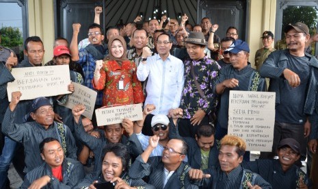 Baleg DPR Temui Pengunjuk Rasa Petani Tembakau di Klaten.