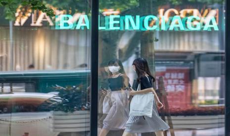 Balenciaga. Rumah mode asal Prancis ini dikecam karena menampilkan anak-anak dalam iklan terbarunya yang dinilai mengusung konsep pornografi anak.