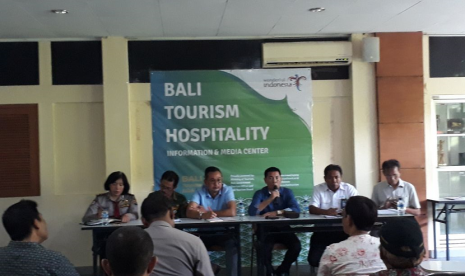 Bali Tourism Hospitality (BTH) yang terdiri dari berbagai lembaga dan instansi terkait menyiapkan standar operasional prosedur (SOP) penanganan dan pemberangkatan tamu dari Bandara Internasional I Gusti Ngurah Rai jika terjadi penutupan bandara akibat bencana Gunung Agung. 